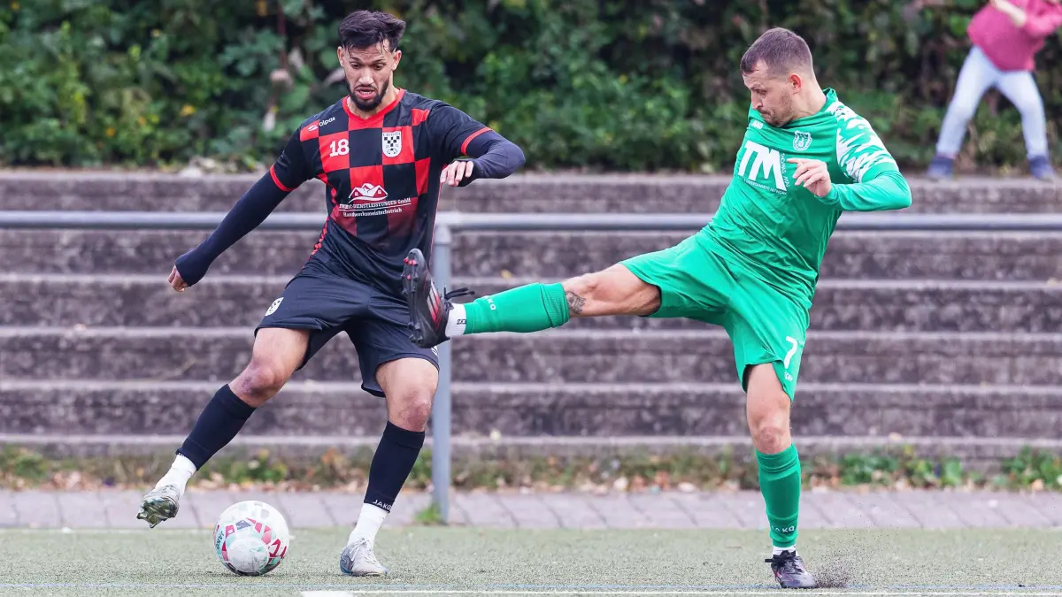 Fußball Kreisliga A3: Fußball Kreisliga A3; Croatia 2012 Geislingen - TSV Wäschenbeuren;
Adrijan Karanfilovski (Croatia 2012 Geislingen, #18) und Patrick Graf (TSV Wäschenbeuren, #7);
19.10.2025; Geislingen.
Foto: Thomas Madel