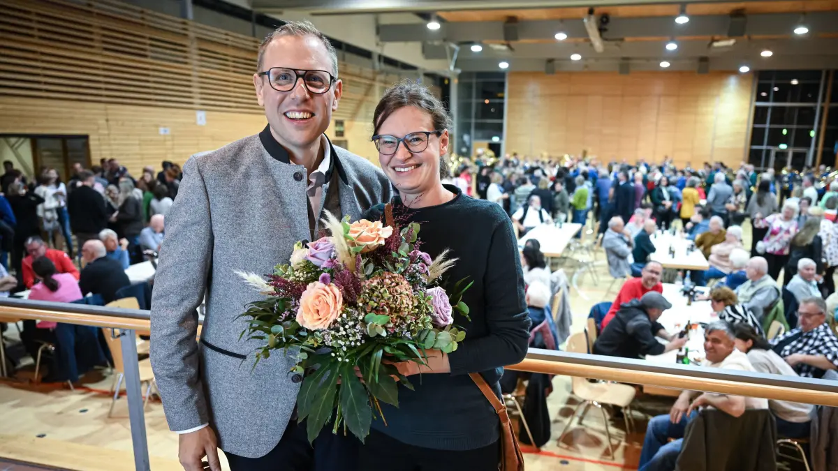Buergermeisterwahl in Empfingen 2025, Weiderwahl Ferdinand Truffner: Empfingen (Kreis Freudenstadt) 19.10.2025
Buergermeister Ferdinand Truffner (li) wird fuer seine 2. Amtszeit mit 98,44 Prozent bei einer Wahlbeteiligung von 45,76 Prozent wieder gewaehlt. Hier mit seiner Frau Michaela
FOTO: Pressefoto ULMER / Markus Ulmer
xxNOxMODELxRELEASExx
