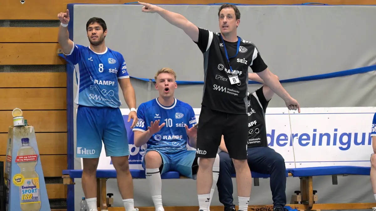Handball Regionalliga | TV Neuhausen vs. HSG Ostfildern: Handball Regionalliga | TV Neuhausen (blau) vs. HSG Ostfildern (weiss) // 2025-10-18 // Foto: Baur // Trainer B Mike Leibssle (TV Neuhausen) / #8 Nadim Brockhaus (TV Neuhausen) / #10 Felix Stahl (TV Neuhausen) / Trainer A Toni Lutter (TV Neuhausen), verdeckt