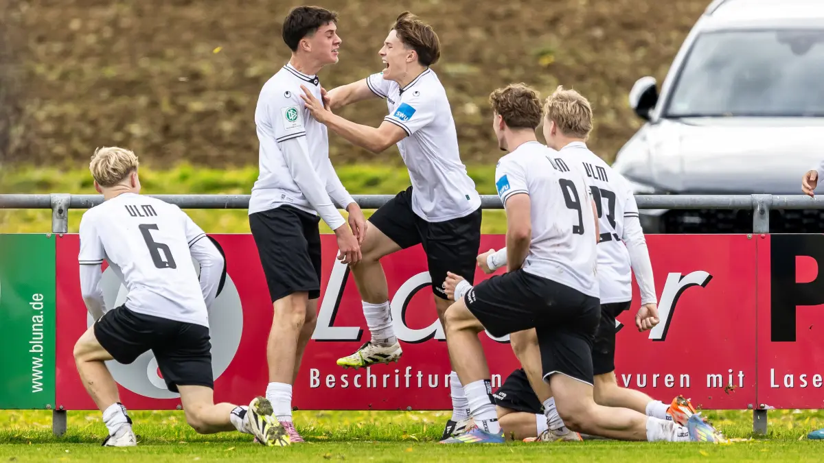 18.10.2025, Fussball, Saison 2025/2026, U19-Junioren DFB-Nachwuchsliga, Sportplatz Albeck, 9. Spieltag, SSV Ulm 1846 Fußball U19 - FC Augsburg U19 5:4, Torjubel Jubel Freude nach Treffer Tor Torschuss zum 4:3 durch 8 Mateo Mrden (SSV Ulm 1846 Fußball U19)
Foto: Lucca Fundel