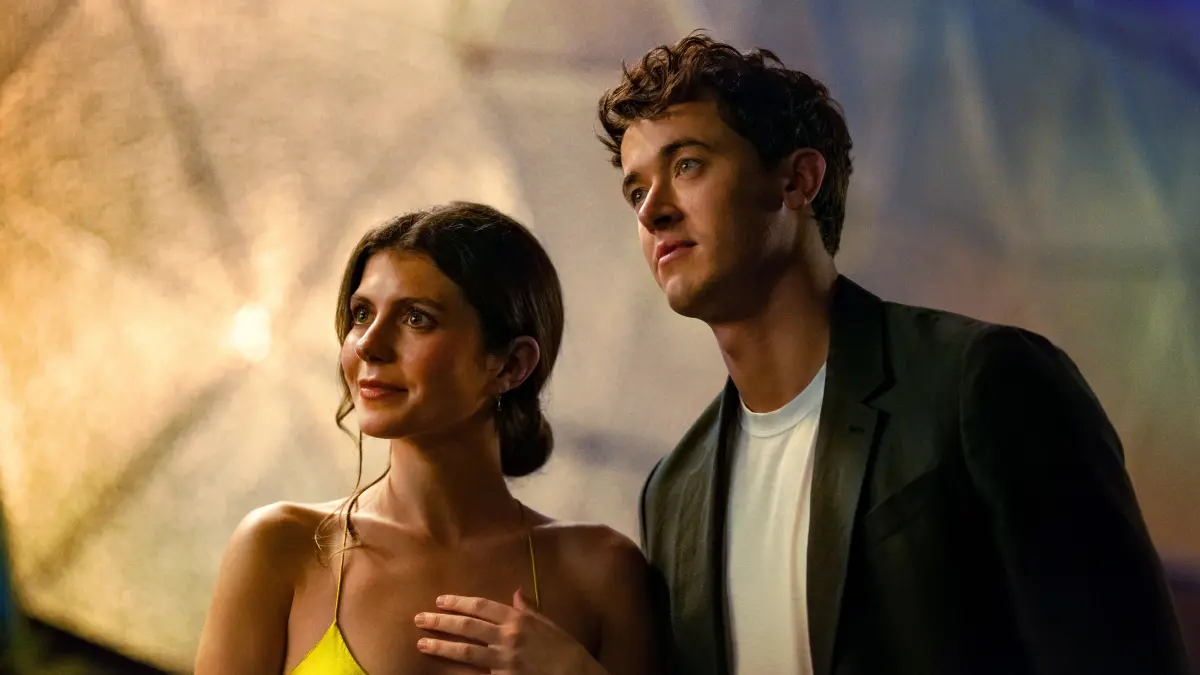 Poppy (Emily Bader) und Alex (Tom Blyth)