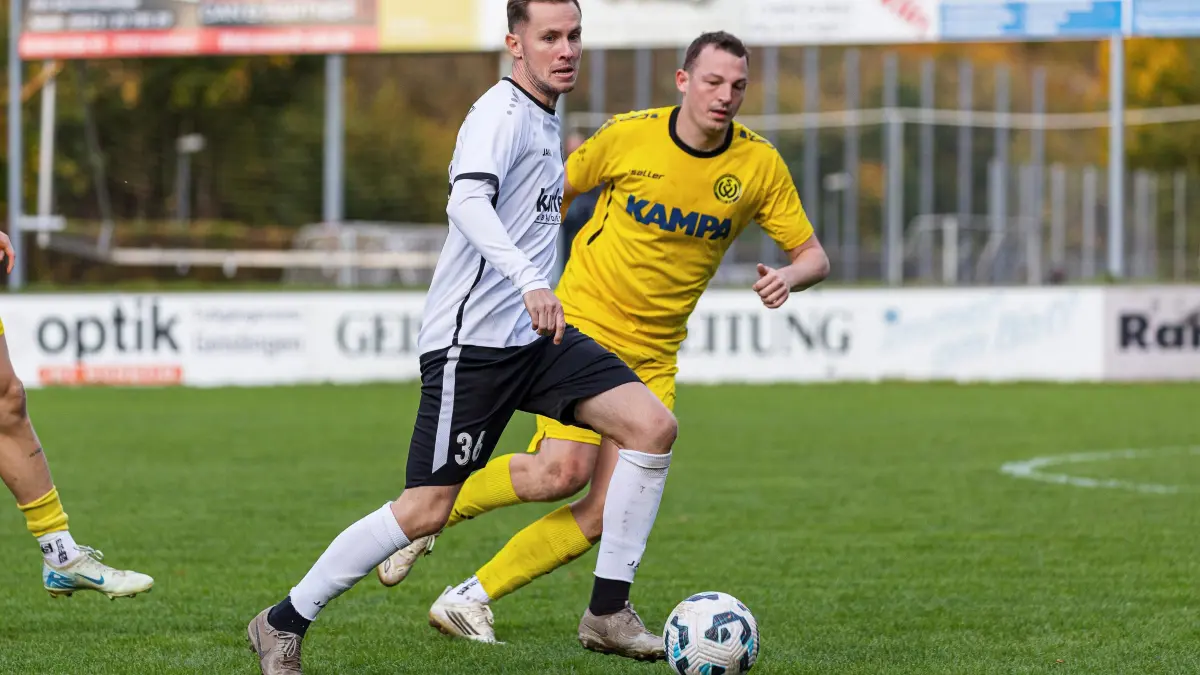 Fussball Landesliga: Fussball Landesliga; SC Geislingen - SV Waldhausen;
Pascal Volk (SC Geislingen, #36) und Kevin Mayer (SV Waldhausen, #14);
18.10.2025; Stadion Eybacher Tal; Geislingen.
Foto: Thomas Madel