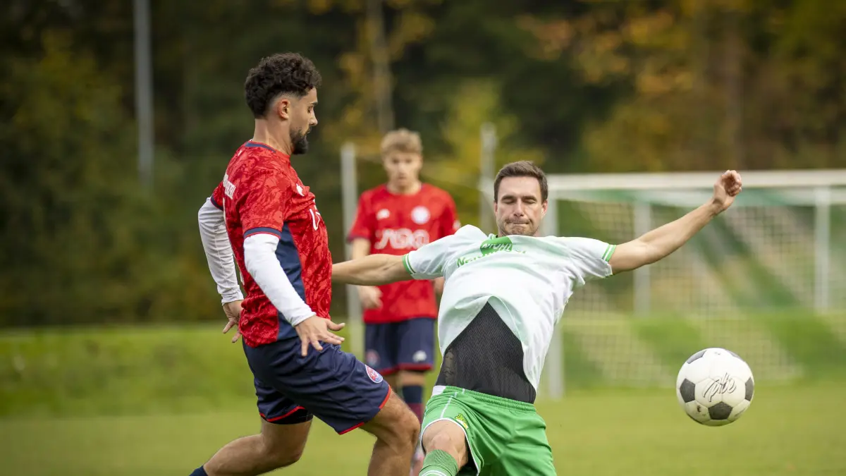 Fußball, Fotoauftrag, Donau/Iller, Kreisliga B3, FV Schnürpflingen (weiß) gegen SGM Vöhringen/Illerzell (rot) - Nr 8 (rot) - 26 (weiß)