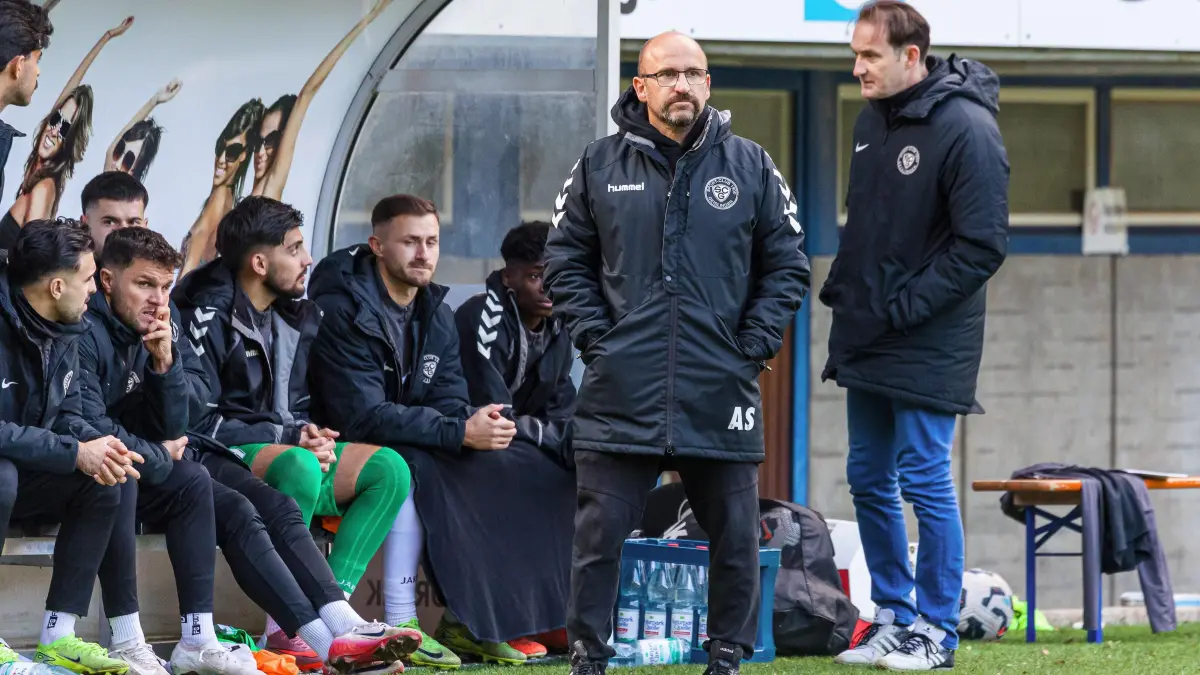 Fussball Landesliga: Fussball Landesliga; SC Geislingen - SV Waldhausen;
Trainer Sven Ackermann (SC Geislingen) und Sportdirektor Jasco Suvalic (SC Geislingen) ;
18.10.2025; Stadion Eybacher Tal; Geislingen.
Foto: Thomas Madel