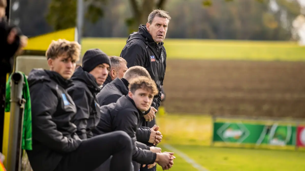 18.10.2025, Fussball, Saison 2025/2026, U19-Junioren DFB-Nachwuchsliga, Sportplatz Albeck, 9. Spieltag, SSV Ulm 1846 Fußball U19 - FC Augsburg U19 5:4, Interimstrainer Oliver Unsöld (SSV Ulm 1846 Fußball U19)
Foto: Lucca Fundel