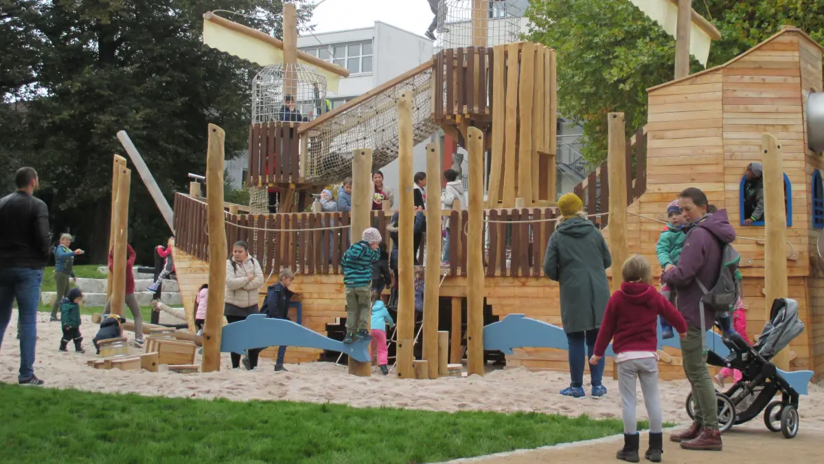 Spielplatz an der Großen Blauinsel. Das große Holzschiff ist nicht nur ein Hingucker, sondern auch ein toller Ort zum Spielen und Klettern.