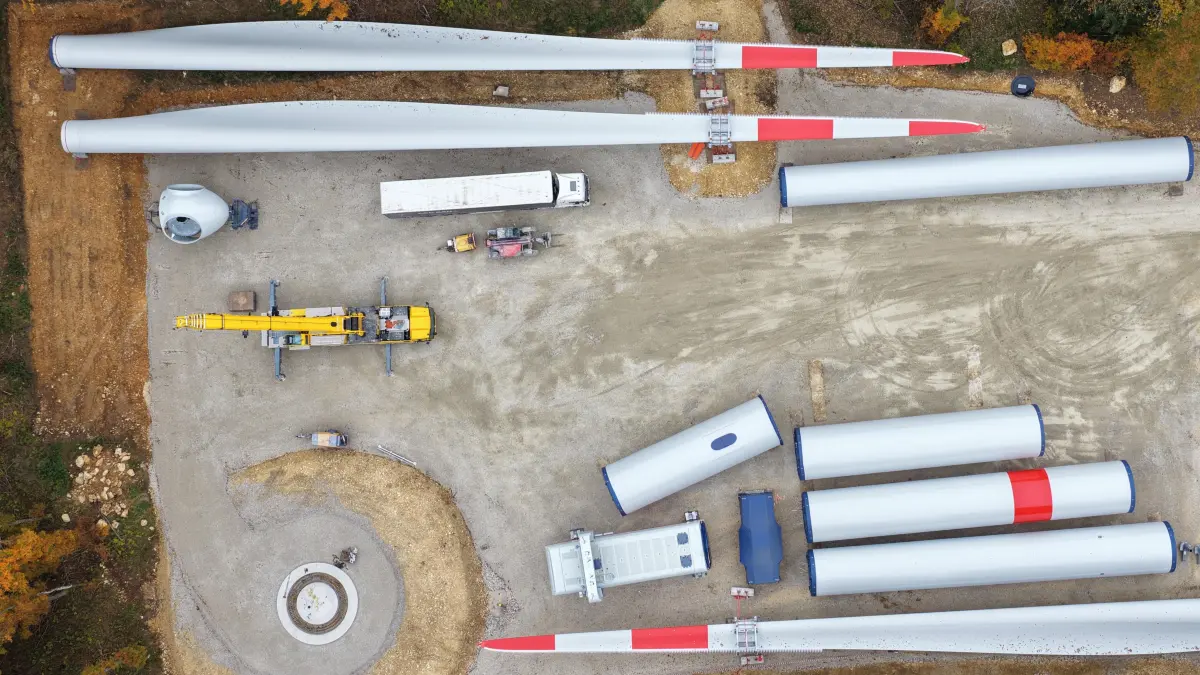 Windpark Hohfleck: Hier lagern alle großen Teile, die zu einem Windrad zusammengefügt werden