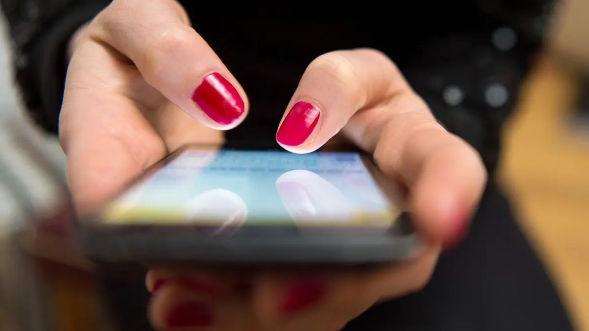 Love- oder Romance-Scamming: ARCHIV - 28.03.2017, NA, Berlin: ILLUSTRATION - Eine Frau tippt auf einem Smartphone. (zu dpa: «Millionenschäden durch falsche Liebesversprechen im Netz») Foto: Sebastian Gollnow/dpa +++ dpa-Bildfunk +++
