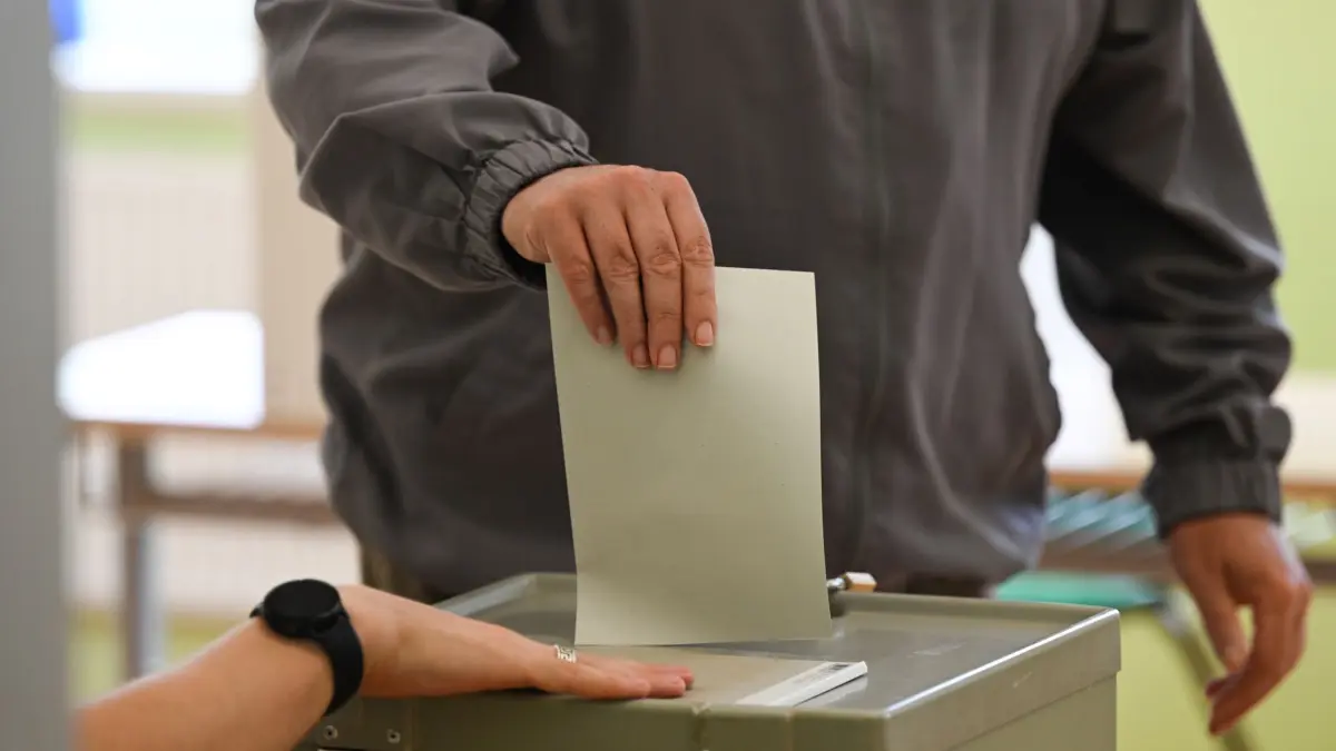 Bürgermeisterwahl: ARCHIV - 10.07.2022, Sachsen, Dresden: Ein Mann wirft beim zweiten Wahlgang zur Oberbürgermeisterwahl im Wahllokal in einer Grundschule seinen Stimmzettel in eine Wahlurne. (zu dpa: «Oft nur wenige Kandidaten bei Bürgermeisterwahlen im Land») Foto: Robert Michael/dpa +++ dpa-Bildfunk +++