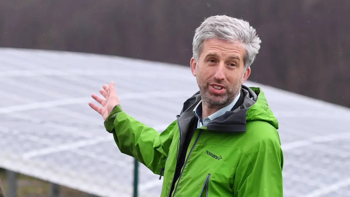 Archivbild: Boris Palmer will aus der Gruenen-Partei austreten Tuebingen 07.04.2022 Der Oberbuergermeister Boris Palmer re, Die Gruenen und Ministerpraesident Winfried Kretschmann li, Die Gruenen bei einem Besichtigungstermin der Photovoltaikanlage, Lustnauer Ohren, in Tuebingen an der B 28. *** Archive photo Boris Palmer wants to leave the Green Party Tuebingen 07 04 2022 The Mayor Boris Palmer r, The Greens and Prime Minister Winfried Kretschmann li, The Greens at an inspection of the photovoltaic plant, Lustnauer ears, in Tuebingen on the B 28 ULMER