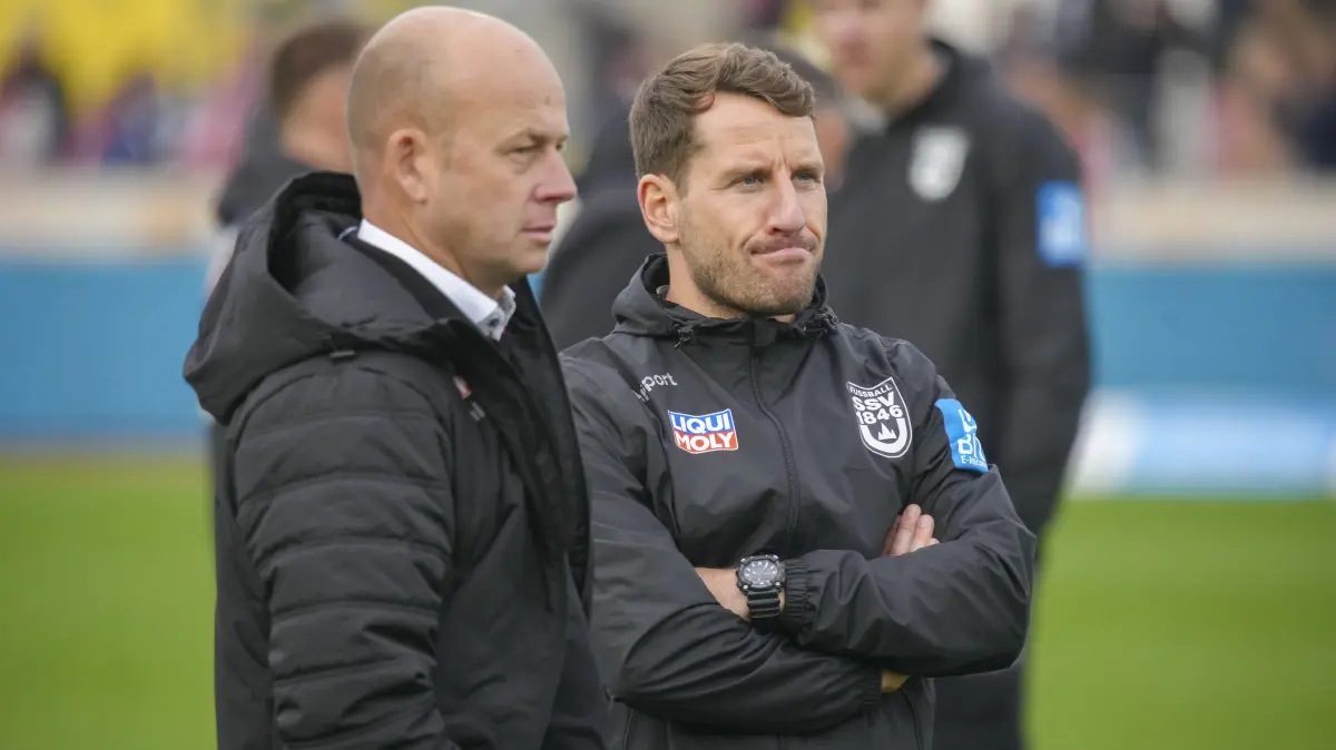 SSV Ulm 1846 Fußball gegen FC Energie Cottbuss, 11. Spieltag der Drittliga-Saison 2025/26, Geschäftsführer Markus Thiele und Trainer Moritz Glasbrenner