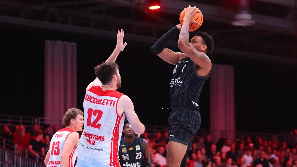 RheinStars Koeln - Tigers Tuebingen, Basketball, 2. Bundesliga ProA, 20.10.2025: Wurf von Bernard Joel Pelote III (Tuebingen) RheinStars Koeln - Tigers Tuebingen, Basketball, 2. Bundesliga ProA, 20.10.2025 Foto: Rene Weiss/Eibner
