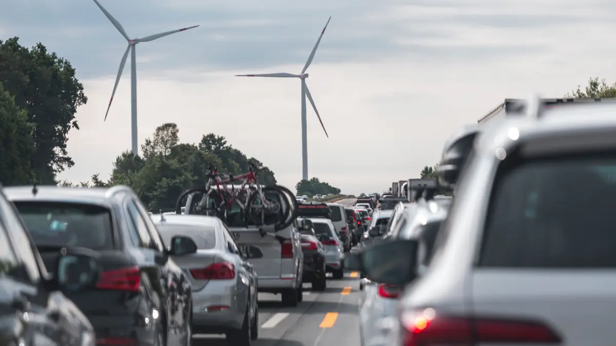 Stau auf der A9: ARCHIV - 03.09.2022, Bayern, Nürnberg: Der Verkehr staut sich auf der Autobahn A9 südlich von Nürnberg in Richtung München. (zu dpa: «Spanien und Frankreich für weitgehendes Verbrenner-Aus») Foto: Daniel Vogl/dpa +++ dpa-Bildfunk +++
