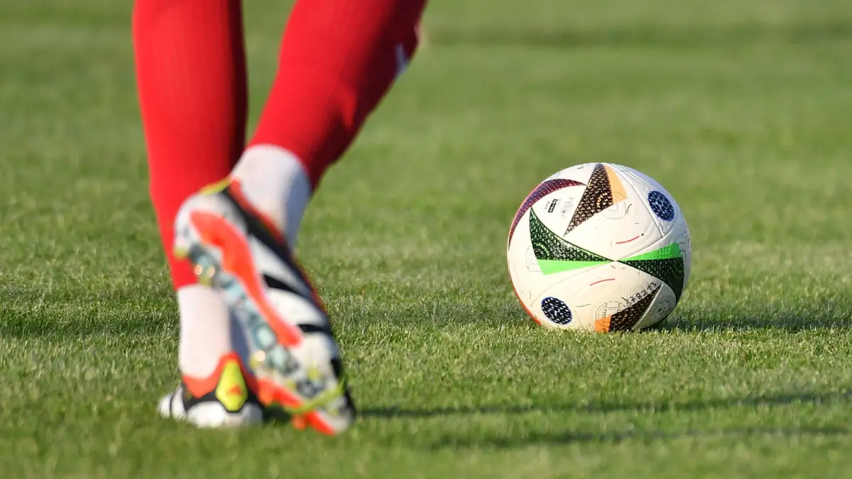 02.05.2025 - Fussball Amateurfussball - Saison 2024 2025 - Bayernliga - 32. Spieltag: TSV Kornburg - ASV Neumarkt - / OGo -xogox Symbolbild Symbolfoto Feature Impression - Trainingsball Ball Spielball *** 02 05 2025 Football amateur football season 2024 2025 Bayernliga 32 matchday TSV Kornburg ASV Neumarkt OGo xogox symbol image symbol photo feature impression training ball match ball