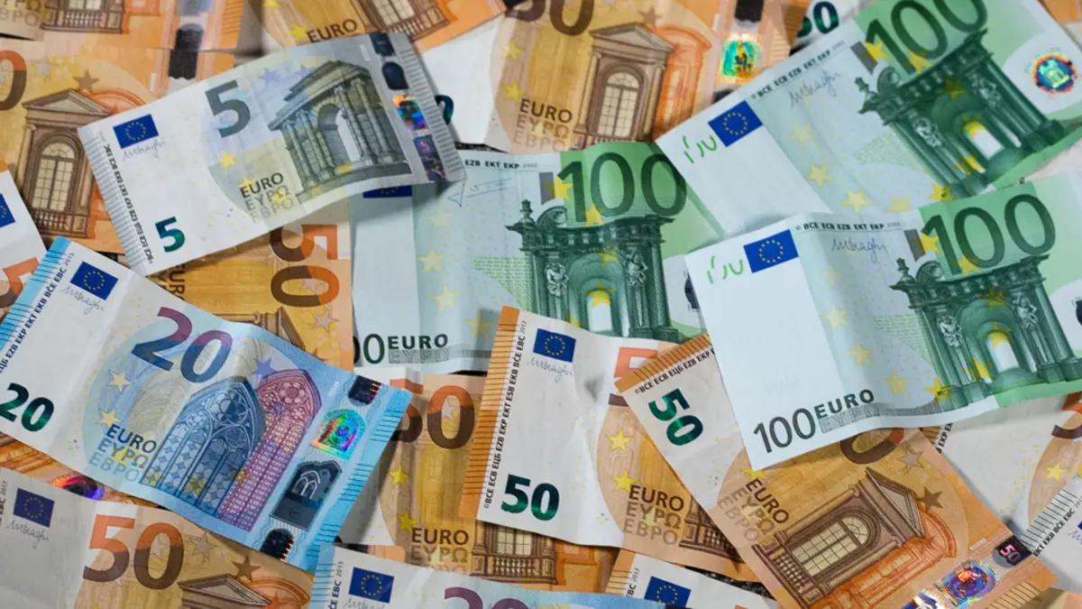 Geldscheine: ARCHIV - 17.01.2019, NA, Lützow: Zu sehen sind Euro-Geldscheine mit unterschiedlichen Werten. Der Schuldenberg von Land und Kommunen in Mecklenburg-Vorpommern ist wieder größer geworden. (zu dpa: «Schuldenberg in MV wächst – Auch Umschichtungen ein Grund») Foto: Jens Büttner/dpa-Zentralbild/dpa +++ dpa-Bildfunk +++