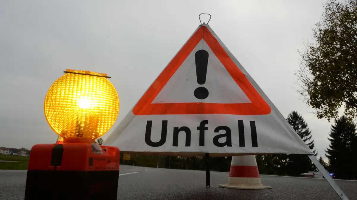 Schwerer Verkehrsunfall im Kreis Plön: ARCHIV - 10.11.2014, Baden-Württemberg, Hartheim: Ein Schild weist auf einen Unfall hin. (zu dpa: «Autofahrer weicht Wildtier aus – lebensgefährlich verletzt») Foto: Patrick Seeger/dpa +++ dpa-Bildfunk +++
