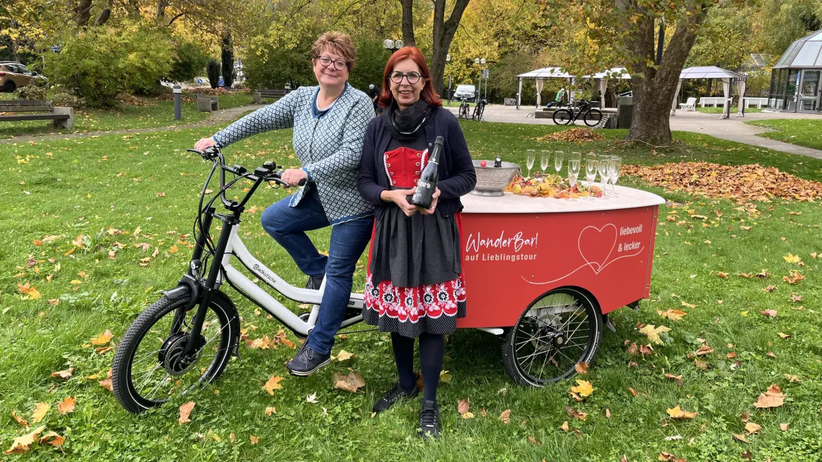 Kathrin Steinhart und Regine Erb haben ihr Projekt, die „WanderBar“ nun offiziell eingeweiht und es dabei prickeln lassen – mit regionalem Sekt aus Esslingen.