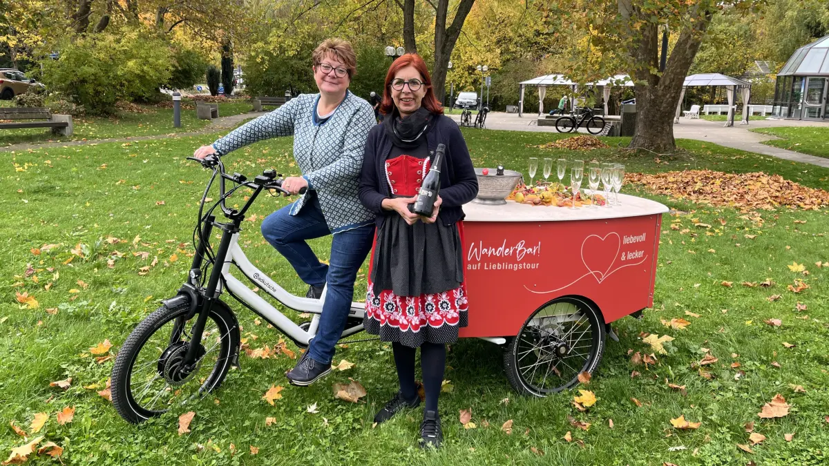 Kathrin Steinhart und Regine Erb haben ihr Projekt, die „WanderBar“ nun offiziell eingeweiht und es dabei prickeln lassen – mit regionalem Sekt aus Esslingen.