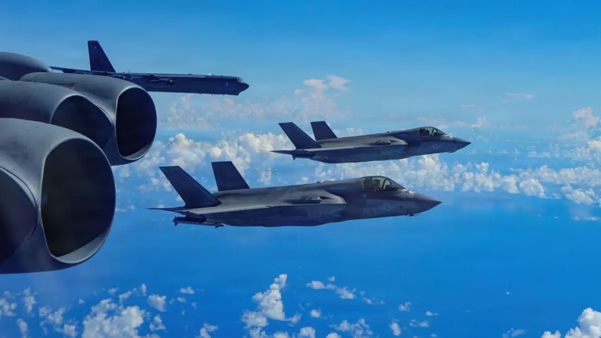 F-35B Lightning II: HANDOUT - 15.10.2025, ---, --: Auf diesem von der US Air Force zur Verfügung gestellten Bild fliegt ein B-52H Stratofortress-Bomber (vorne) der Air Force mit F-35B Lightning II-Bombern des Marine Corps im Verantwortungsbereich des US Southern Command, am 15. Oktober 2025. Foto: Uncredited/US Air Force/dpa - ACHTUNG: Nur zur redaktionellen Verwendung und nur mit vollständiger Nennung des vorstehenden Credits +++ dpa-Bildfunk +++