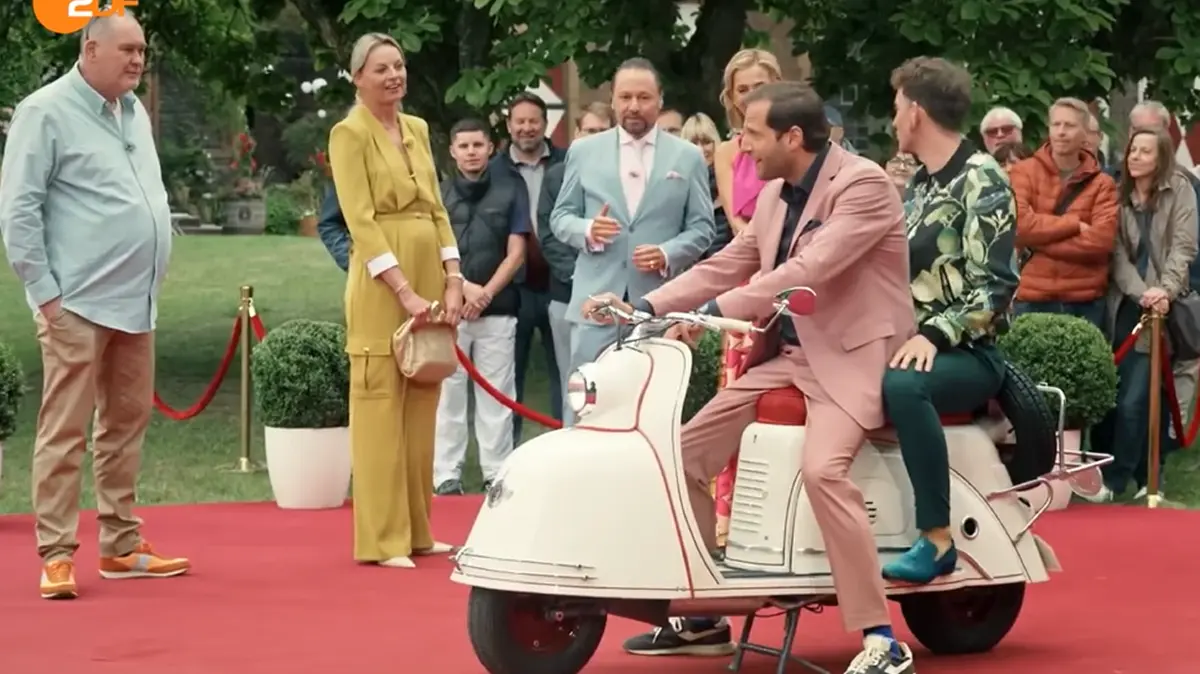 Der Goggo-Roller „Goggo 200“ von Hans Glas hat es Julian Schmitz-Avila sofort angetan.