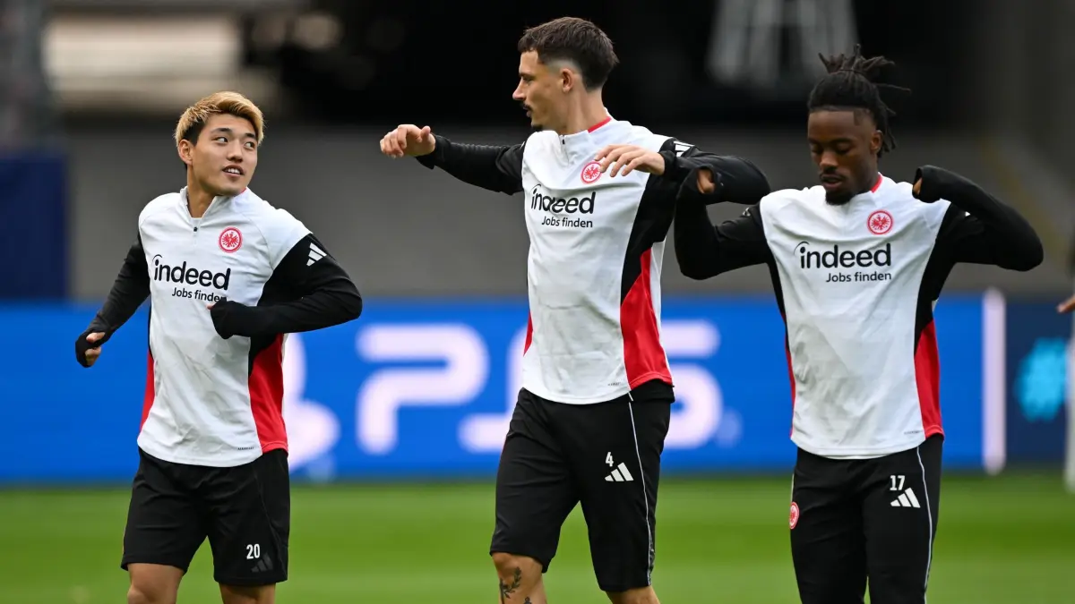 Training Eintracht Frankfurt: 21.10.2025, Hessen, Frankfurt/Main: Fußball: Champions League, Vor dem Vorrundenspiel Eintracht Frankfurt - FC Liverpool. Die Frankfurter Spieler Ritsu Doan (l-r), Robin Koch und Elye Wahi laufen beim Abschlusstraining. Foto: Arne Dedert/dpa +++ dpa-Bildfunk +++