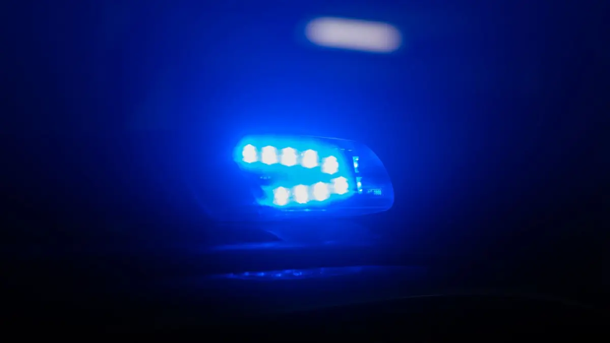 Polizei Symbolbild: ARCHIV - 18.01.2024, Sachsen, Dresden: Blaulicht leuchtet auf dem Dach eines Polizeiautos. (zu dpa: «Einbruch in Gewerbepark - Transporter und Hebebühne geklaut») Foto: Robert Michael/dpa +++ dpa-Bildfunk +++