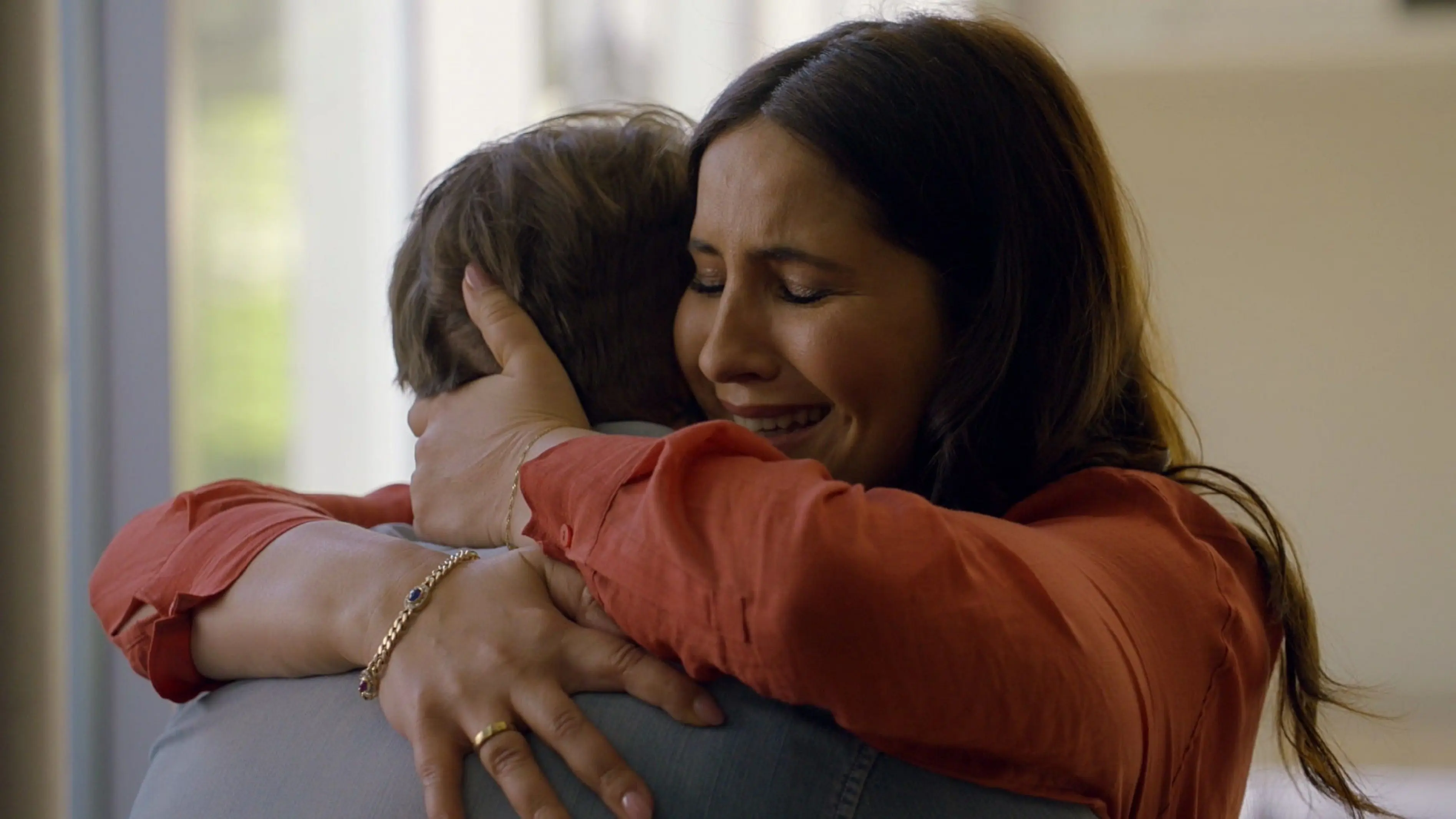 Laura (Chryssanthi Kavazi) und John (Felix von Jascheroff) sind derzeit kein Paar mehr.