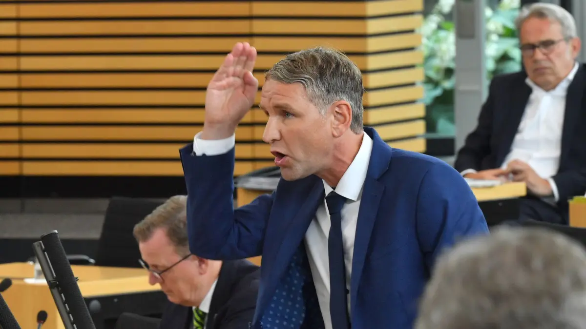 Thüringer Landtag: ARCHIV - 21.07.2021, Thüringen, Erfurt: Björn Höcke (M), AfD-Fraktionschef, spricht im Plenarsaal des Thüringer Landtags, im Hintergrund Innenminister Georg Maier (SPD). (zu dpa: «Spionageverdacht gegen AfD? - Minister in Konflikt mit Höcke») Foto: Martin Schutt/dpa-Zentralbild/dpa +++ dpa-Bildfunk +++