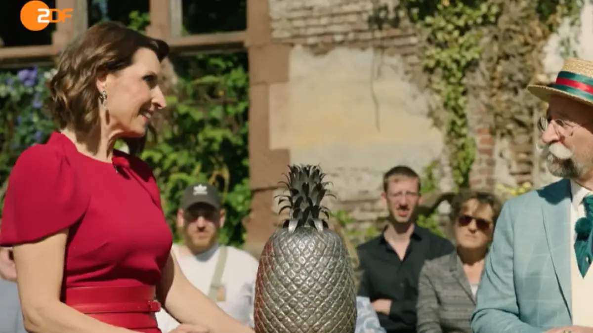 Expertin Wendela Horz und Moderator Horst Lichter bestaunen Olafs silberne Ananas.