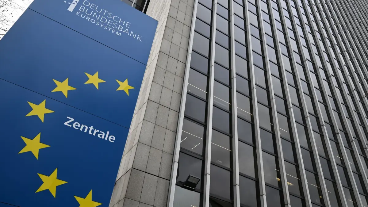 Deutsche Bundesbank in Frankfurt am Main: ARCHIV - 25.02.2025, Hessen, Frankfurt/Main: Eine Stele mit der Aufschrift „Deutsche Bundesbank Eurosystem“ steht vor der Bundesbank-Zentrale. (zu dpa: ««Nicht mehr zeitgemäß»: Auslaufmodell Scheck») Foto: Arne Dedert/dpa +++ dpa-Bildfunk +++