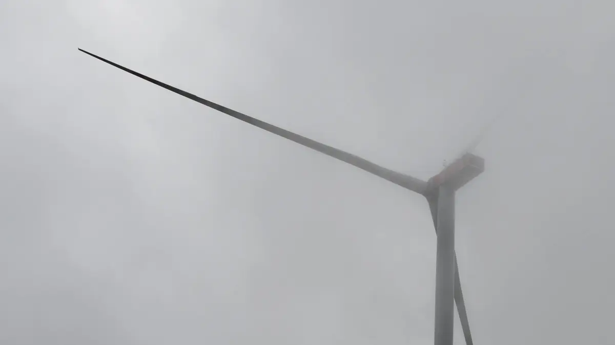 Eine der sechs Windkraftanlagen vom Typ E-175 des deutschen Herstellers Enercon.