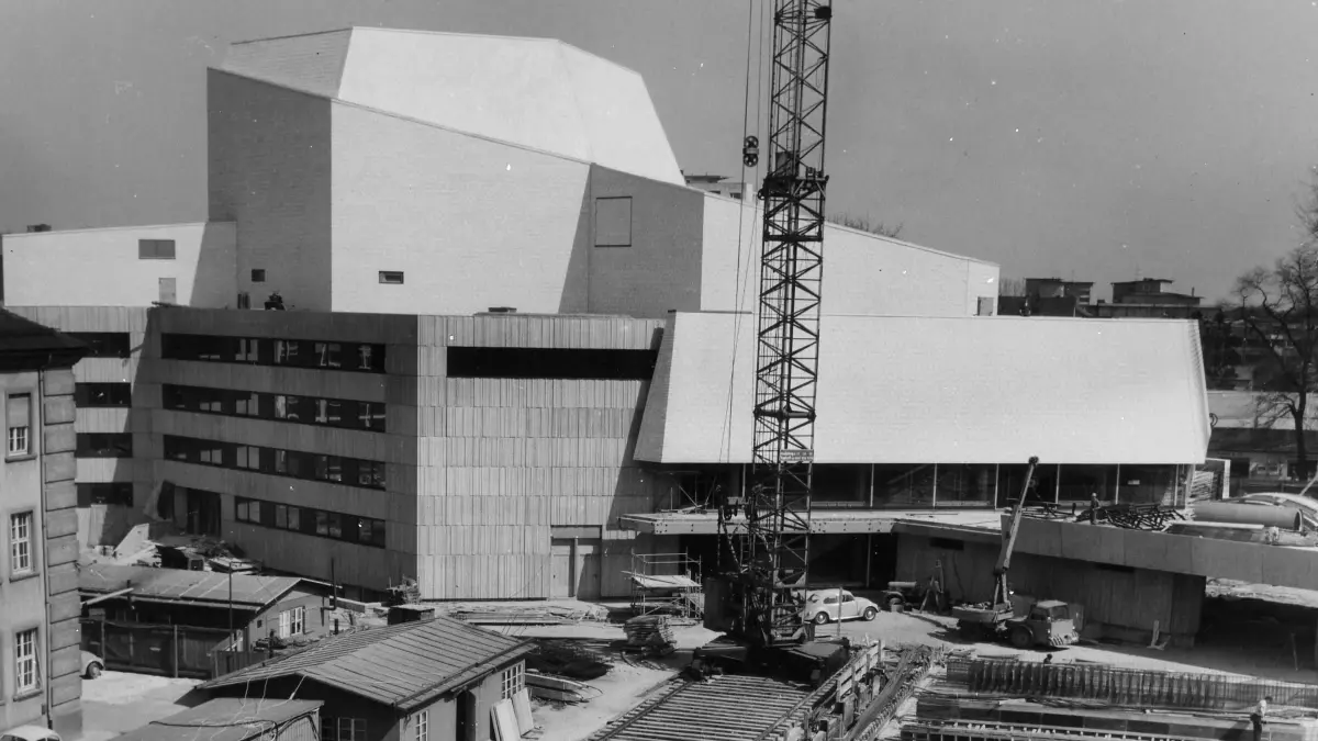 Ulm, Theater Ulm, Baustelle: Schon 1970 hatte Fritz Schäfer den Plan für einen Weihnachtsmarkt auf dem Münsterplatz. 14 Jahre später wurde er realisiert. Schäfers Schlüsselbau: das 1969 eröffnete
neue Theater (während der Bauzeit). Zudem zu sehen der Volksbank-Rundbau am Olgaplatz und der Saal im umgebauten Rathaus.