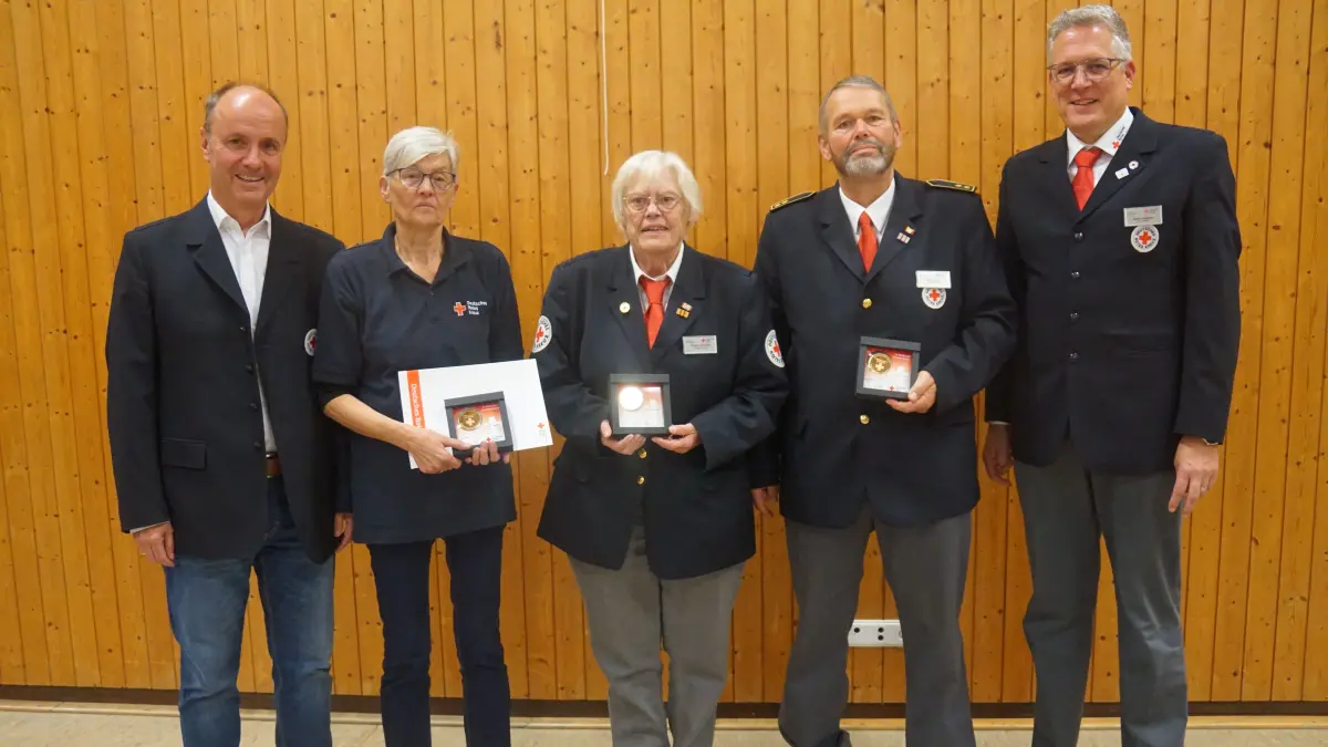 Stehende Ovationen für die scheidende Kreisbereitschaftsleiterin Gisela Lobmiller (Mitte). Sie wurde wie auch Sonja Günther (links neben ihr) und Jürgen Maser (rechts neben ihr) geehrt. Mit auf dem Bild sind Präsident Dr. Roland Lepold (links) und Vize Stefan Günther.