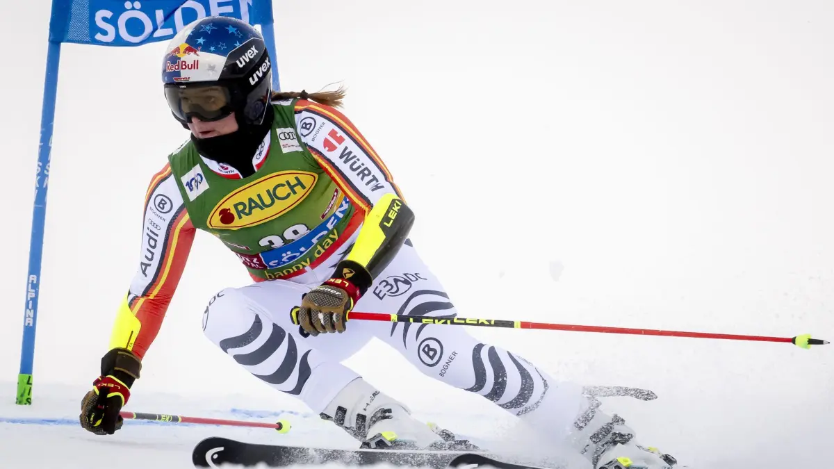 Emma Aicher: ARCHIV - 26.10.2024, Österreich, Sölden: Ski alpin: Weltcup, Riesenslalom, Damen, 1. Durchlauf, in Sölden: Emma Aicher aus Deutschland in Aktion. (zu dpa: «Start in Olympia-Winter: Deutsche Ski-Asse als «Rockstars»?») Foto: Jean-Christophe Bott/KEYSTONE/dpa +++ dpa-Bildfunk +++