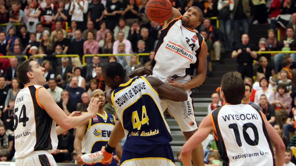 Ulm, 1. Bundesliga, ratiopharm Ulm - EWE Baskets Oldenburg (82:90): der Ulmer Jeff Gibbs (mi.) beim Korbwurf, seine Mannschaftskollegen Sean Finn (li.) und Konrad Wysocki sehen zu: