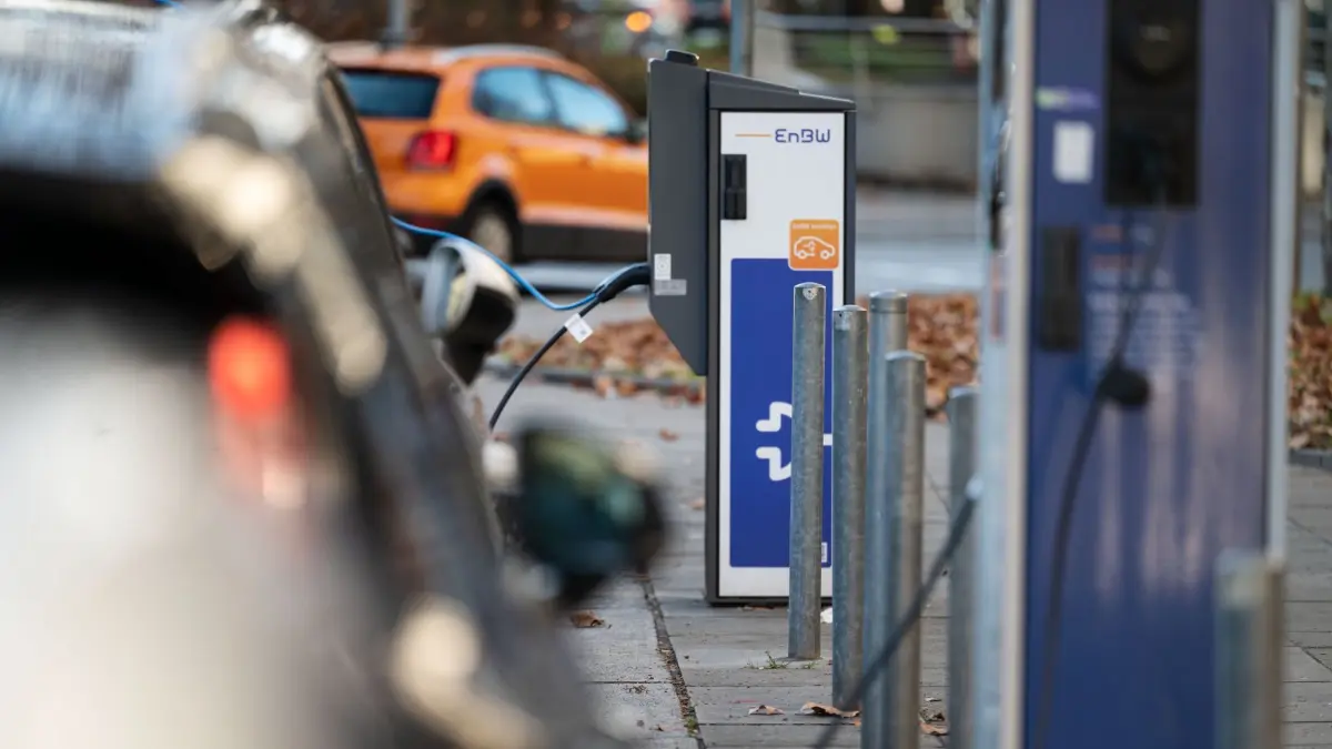 ARCHIV - 27.12.2021, Baden-Württemberg, Stuttgart: Ladesäulen des Energiekonzerns EnBW stehen in der Innenstadt an einer Straße. (zu dpa: «Fast jede zweite Kommune ohne E-Auto-Ladepunkte») Foto: Marijan Murat/dpa +++ dpa-Bildfunk +++