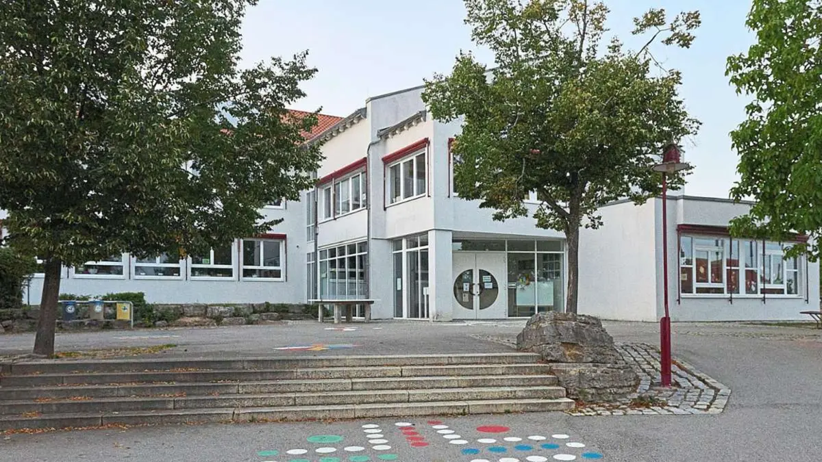 Die Grundschule in Starzach-Bierlingen. Auf dem Schulhof soll die Container-Mensa gebaut werden