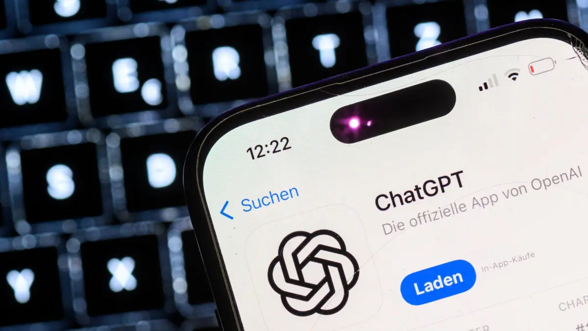 ChatGPT: ILLUSTRATION - 12.08.2025, Sachsen, Leipzig: ILLUSTRATION - Ein Smartphone mit der App des KI-Chatbots ChatGPT ist vor dem Logo des US-Softwareunternehmens OpenAI zu sehen. (zu dpa: «Medienaufsicht: Regeln für Digital-Plattformen verschärfen») Foto: Hendrik Schmidt/dpa +++ dpa-Bildfunk +++