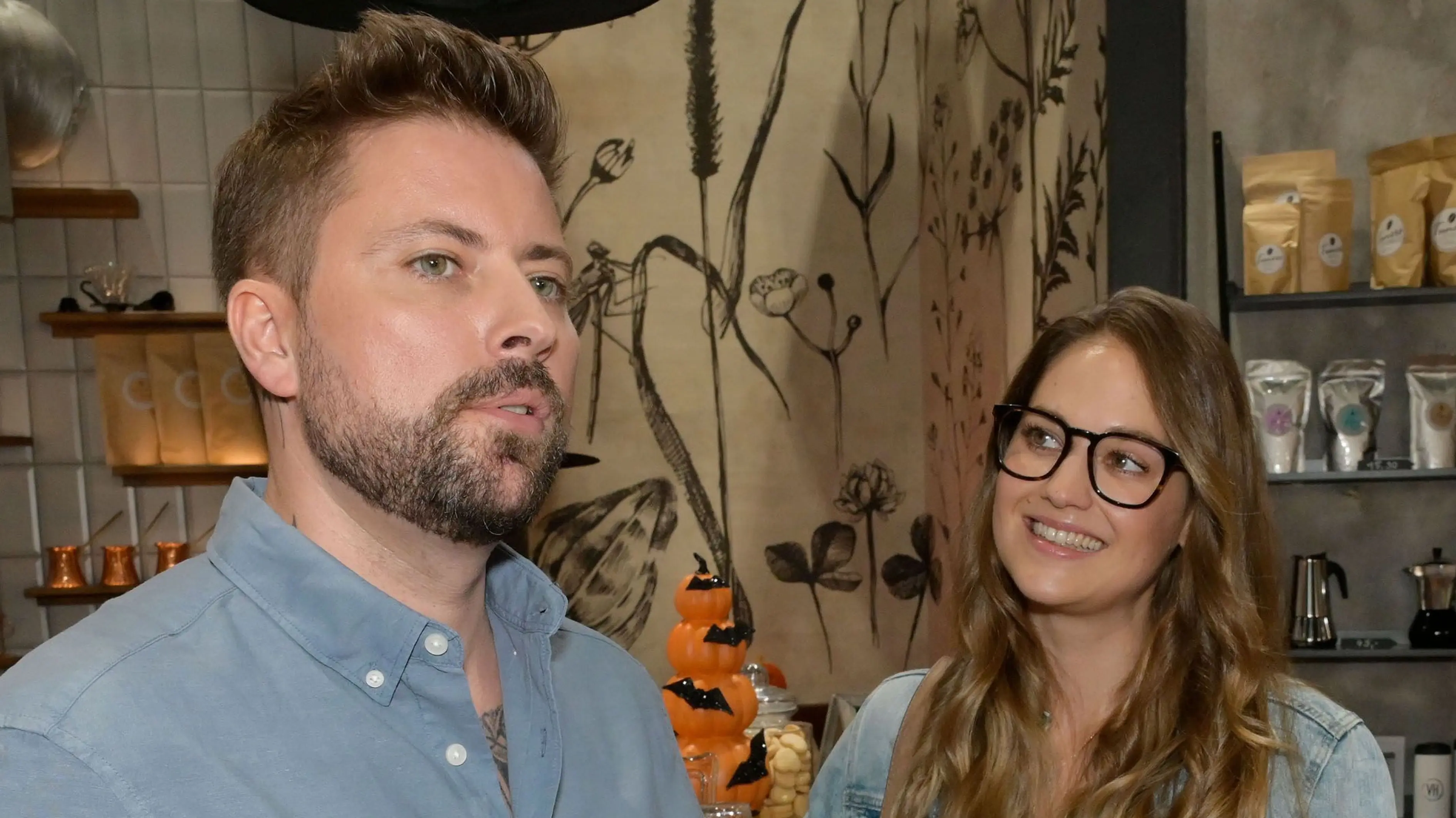 Rabea (Laura-Patricia Rammé) steht auf John (Felix von Jascheroff).