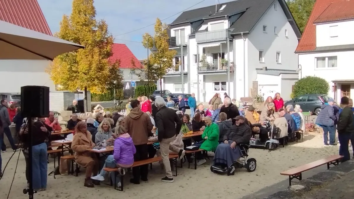 Auf dem Dorfplatz ließ es sich bestens feiern und ein Schwätzle halten. Dorfladen Reicheneck Reutlingen