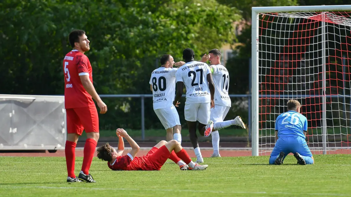 FC Rottenburg vs. TSV Weilimdorf, Fussball, Verbandsliga Wuerttemberg, 2. Spieltag, Saison 2025/2026, 16.08.2025: Riccardo Scarcelli (TSV Weilimdorf, #80) erzielt das 0:1 imd freut sich mit Terry Offei (TSV Weilimdorf, #27) und Bastian Joas (TSV Weilimdorf, #11), enttaeuschte Rottenburger von links Rene Hirschka (FC Rottenburg, #05), Stanislav Votentsev (FC Rottenburg, #04), Julian Haefner (FC Rottenburg, #26)
FC Rottenburg vs. TSV Weilimdorf, Fussball, Verbandsliga Wuerttemberg, 2. Spieltag, Saison 2025/2026, 16.08.2025,
Foto: Eibner-Pressefoto/Ralph Kunze