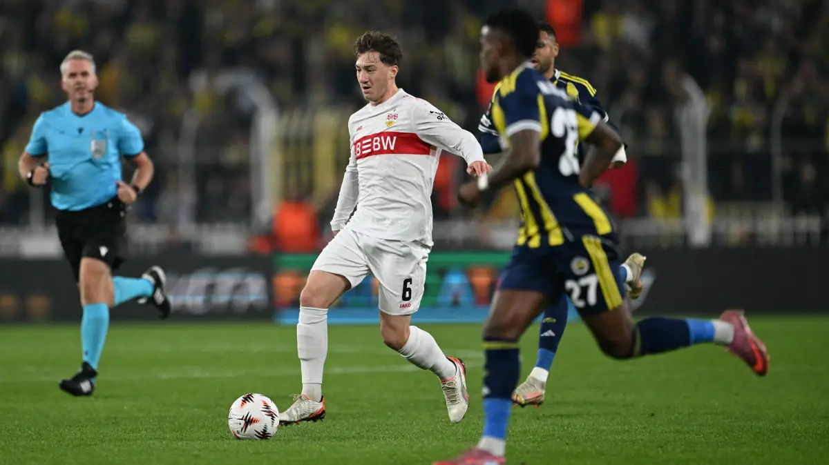 VfB Stuttgart's German midfielder #06 Angelo Stiller controls the ball during the UEFA Europa League 1st round day 3 football match between Fenerbahce and Stuttgart at the Chobani Stadium, in Istanbul, on October 23, 2025. (Photo by Ozan KOSE / AFP)