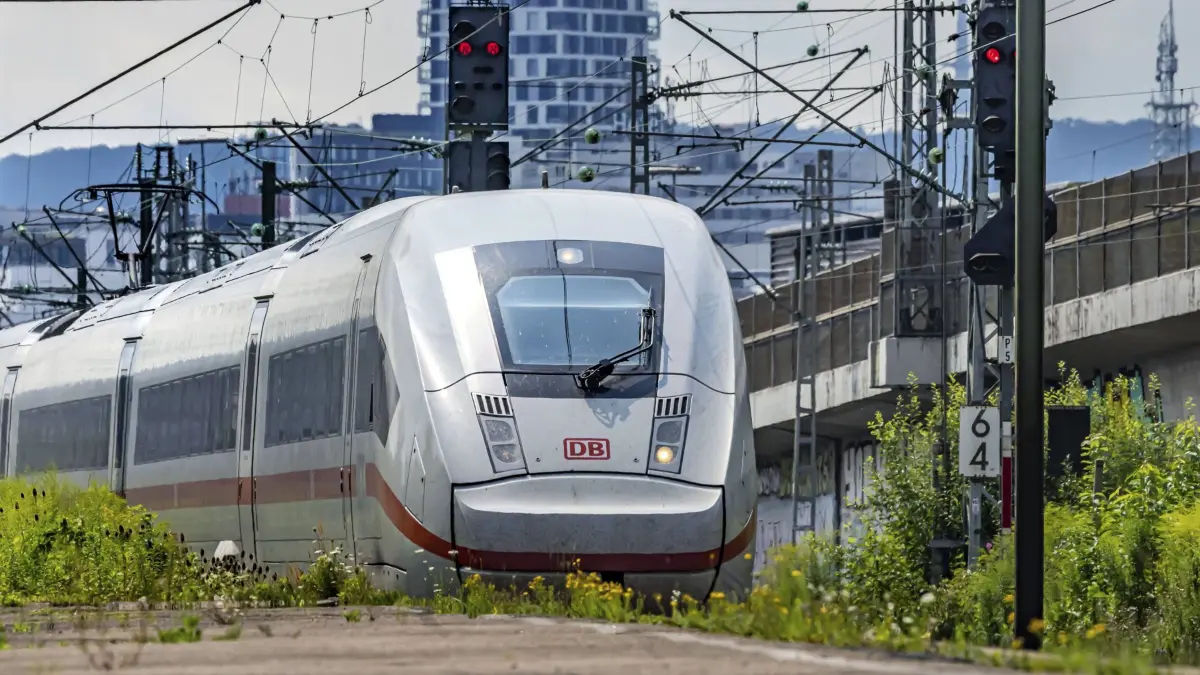 ICE der Deutsche Bahn bei der Durchfahrt durch den Bahnhof Zuffenhausen, Oberleitungen, Bahnanlage und Infrastruktur. Stuttgart, Baden-Württemberg, Deutschland, Europa Deutsche Bahn ICE train passing through Zuffenhausen station, overhead lines, railway system and infrastructure. Stuttgart, Baden-Württemberg, Germany, Europe Copyright: imageBROKER/ArnulfxHettrich iblhet11086792.jpg Bitte beachten Sie die gesetzlichen Bestimmungen des deutschen Urheberrechtes hinsichtlich der Namensnennung des Fotografen im direkten Umfeld der Veröffentlichung