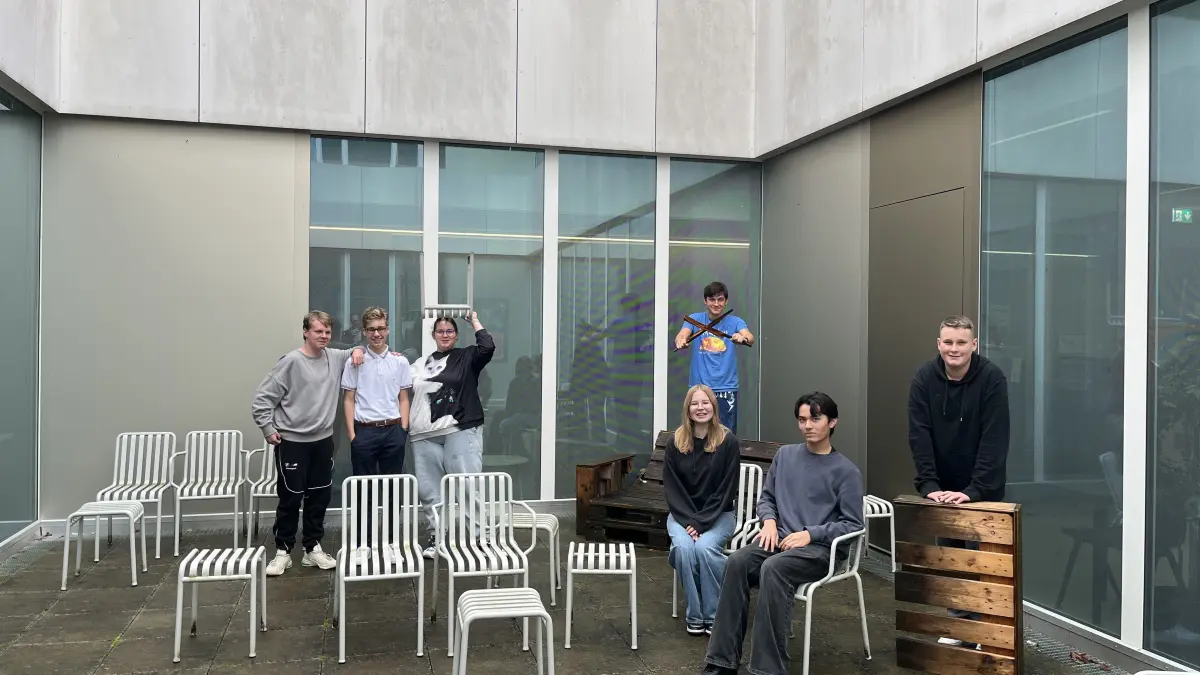Eine Projektgruppe von Neuntklässlern will den Innenhof der Blautopfschule säubern und dann mit neuen Bänken und Kissen so ausstatten, dass man sich dort wieder gerne aufhält.