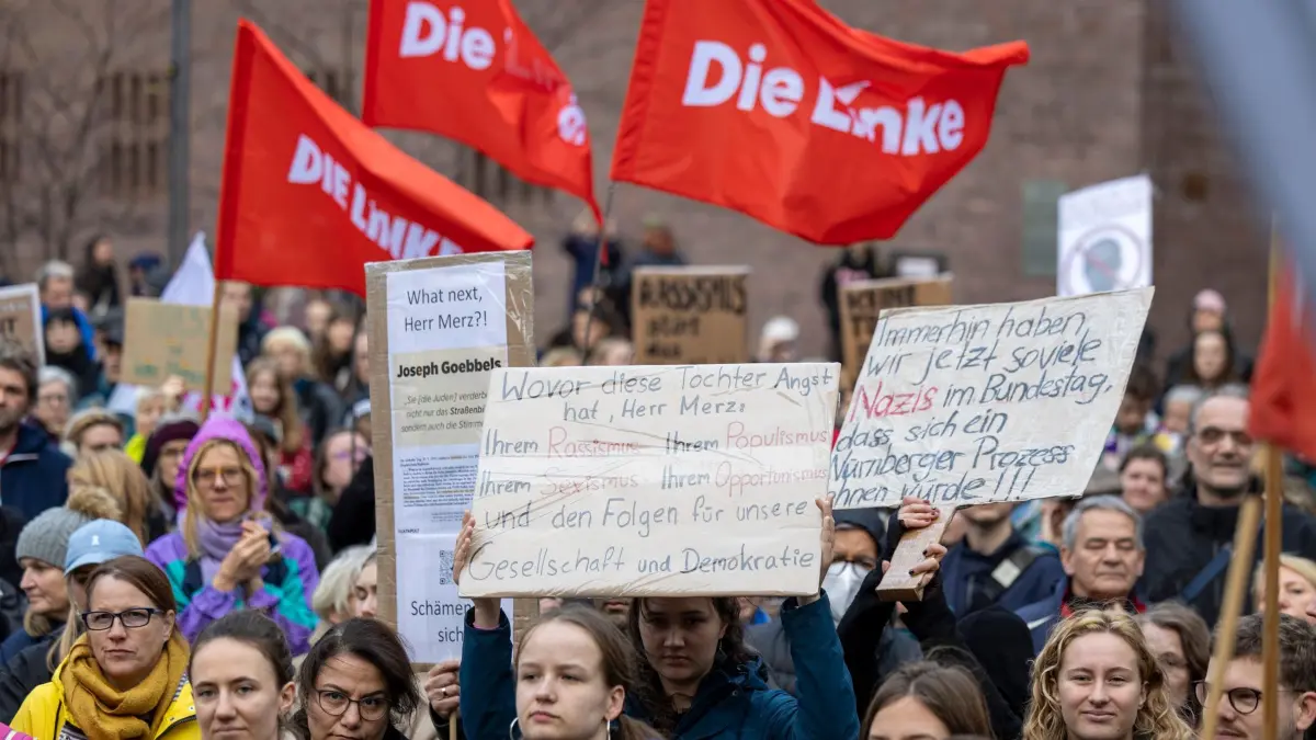 Demonstration nach „Stadtbild“-Aussagen - Köln: 23.10.2025, Nordrhein-Westfalen, Köln: Zahlreiche Menschen nehmen an einer Kundgebung gegen die Aussagen von Bundeskanzler Merz zu Stadtbild und Migration teil. Foto: Thomas Banneyer/dpa +++ dpa-Bildfunk +++