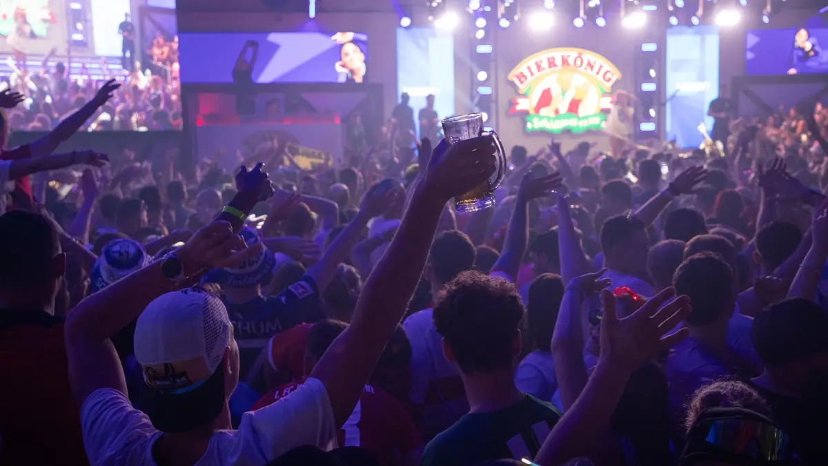 Saisonabschluss auf Mallorca: 23.10.2025, Spanien, Palma: Im Bierkonig findet die Saisonabschlussparty zum Ende des Sommers 2025 statt. Foto: Clara Margais/dpa +++ dpa-Bildfunk +++