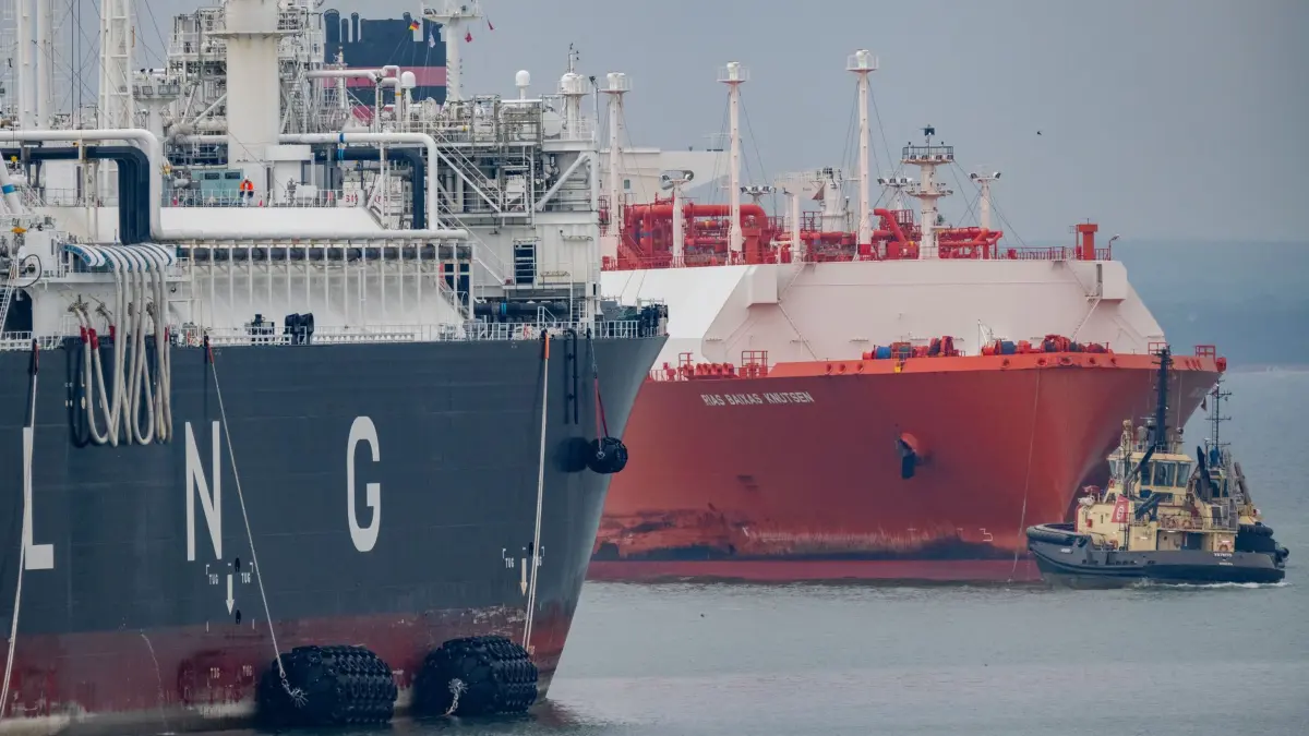 Flüssiggas-Tanker: ARCHIV - 23.05.2024, Mecklenburg-Vorpommern, Sassnitz-Mukran: Von Schleppern begleitet transportiert der LNG Tanker «Rias Baixas Knutsen» (r) eine Ladung LNG zum Energie-Terminal «Deutsche Ostsee». (zu dpa: «Was bedeutet das EU-Einfuhrverbot für russisches LNG?») Foto: Stefan Sauer/dpa +++ dpa-Bildfunk +++