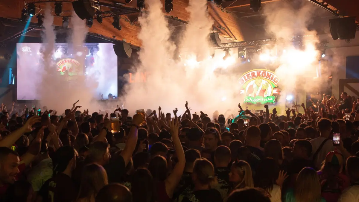Saisonabschluss auf Mallorca: 23.10.2025, Spanien, Palma: Im Bierkönig findet die Saisonabschlussparty zum Ende des Sommers 2025 statt. Foto: Clara Margais/dpa +++ dpa-Bildfunk +++