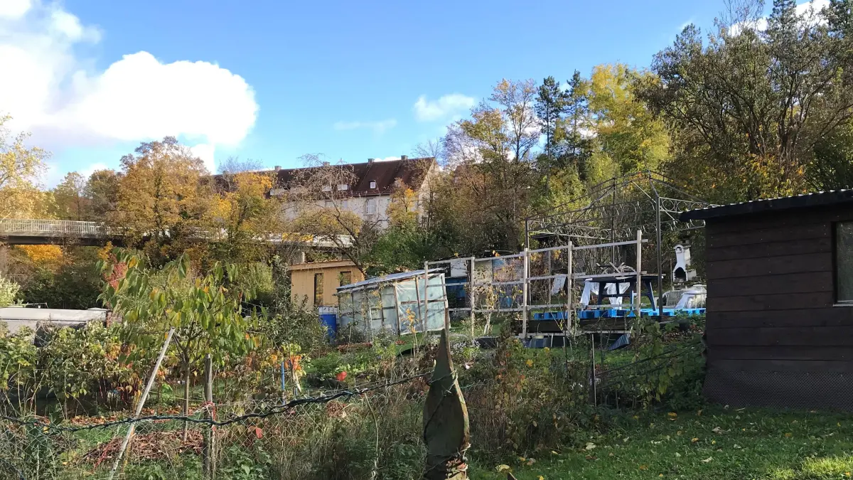Viele sind penibel gepflegt, manche eher mittelmäßig, und die eine und andere Parzelle scheint sich selbst überlassen: Die Schrebergarten-Siedlung im Hechinger Feilbachtal ist ein Rückzugsgebiet für alle Menschen, die daheim keinen eigenen Garten haben und wird von den Betreibern deshalb äußerst wertgeschätzt. Allerdings wird das Vergnügen jetzt deutlich teurer.