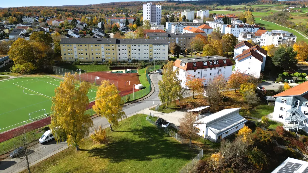 Nahwärmenetz am Wenzelstein: Auf der Grünfläche im Vordergrund soll die Heizzentrale entstehen.
